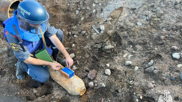 В Красном Селе рядом с домами выкопали немецкую авиабомбу времен ВОВ В Красном Селе рядом с домами выкопали немецкую авиабомбу времен ВОВ