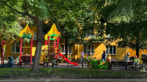 Ударившуюся животом на детской площадке Петербурга девочку спасают в реанимации Ударившуюся животом на детской площадке Петербурга девочку спасают в реанимации