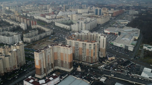 Сильный ветер в Петербурге оставил от балкона жилого дома только основание Сильный ветер в Петербурге оставил от балкона жилого дома только основание