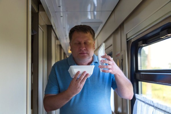 Пассажиры РЖД требуют запретить есть в вагонах лапшу и пюре