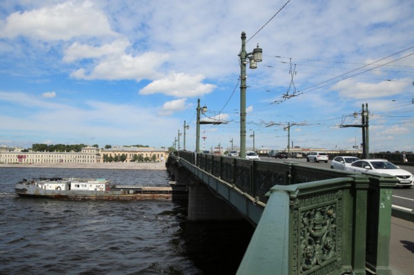 Сразу три теплохода столкнулись во время прогулки по Неве Сразу три теплохода столкнулись во время прогулки по Неве