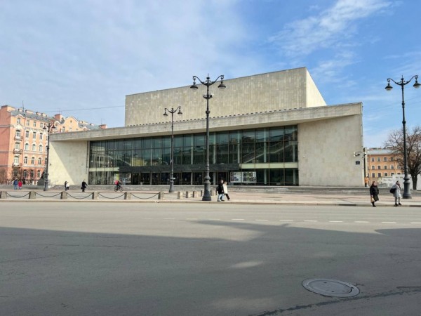 БКЗ "Октябрьский" взяли под усиленную охрану перед концертом БКЗ "Октябрьский" взяли под усиленную охрану перед концертом