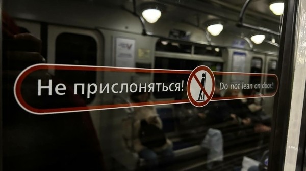 Как &laquo;красный&raquo; для быка: петербуржец устроил драку в метро из-за фиолетовых ногтей