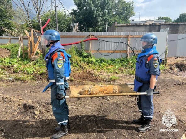 В Красном Селе рядом с домами выкопали немецкую авиабомбу времен ВОВ В Красном Селе рядом с домами выкопали немецкую авиабомбу времен ВОВ