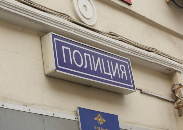 Нетрезвый мужчина прыгал по крышам автомобилей в центре Петербурга Нетрезвый мужчина прыгал по крышам автомобилей в центре Петербурга