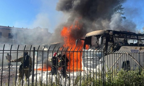 МЧС: на Днепропетровской улице в Петербурге полностью сгорели три автобуса МЧС: на Днепропетровской улице в Петербурге полностью сгорели три автобуса