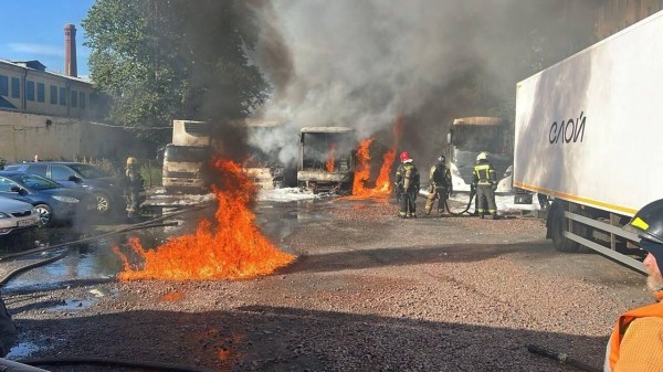 МЧС: на Днепропетровской улице в Петербурге полностью сгорели три автобуса МЧС: на Днепропетровской улице в Петербурге полностью сгорели три автобуса