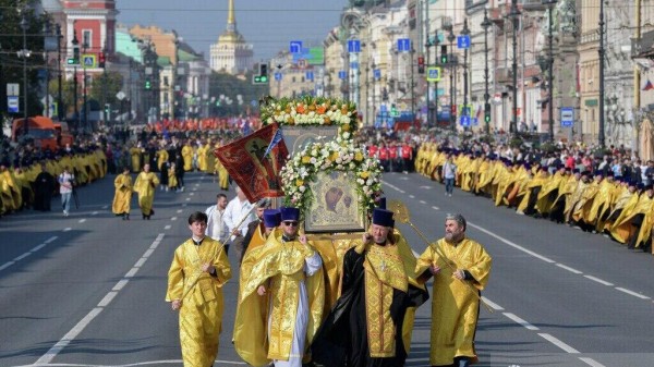 В крестном ходе по Невскому проспекту приняли участие 75 тысяч человек