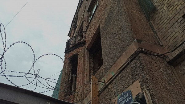 Сквозная рана и шок: рабочий серьезно травмировался арматурой при сносе дома Басевича