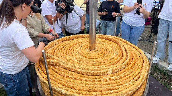 В Адыгее сплели самую длинную в истории России сырную косу В Адыгее сплели самую длинную в истории России сырную косу