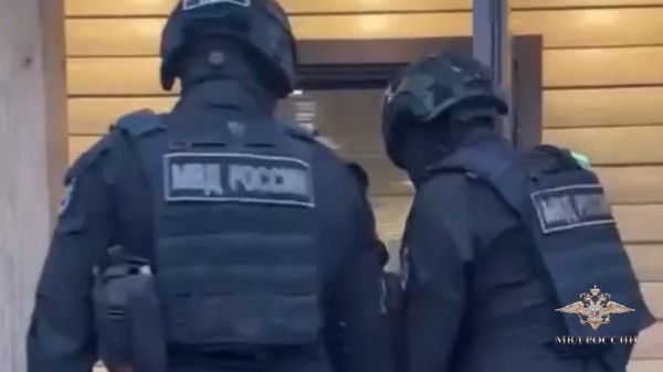 Муж и жена — одна сатана: владельцев гостиниц в Петербурге подозревают в незаконной регистрации мигрантов Муж и жена — одна сатана: владельцев гостиниц в Петербурге подозревают в незаконной регистрации мигрантов