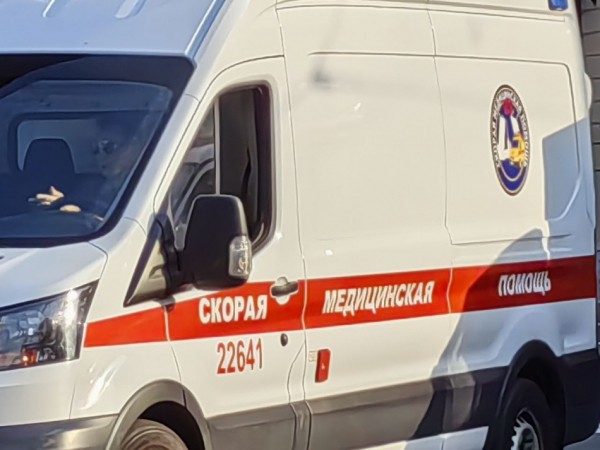 В Петербурге автомобиль после ДТП вылетел на тротуар и сбил пешеходов В Петербурге автомобиль после ДТП вылетел на тротуар и сбил пешеходов