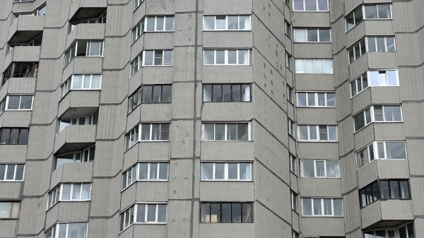 Один пьян, второй мертв: полицию привлек в открытую квартиру на Тамбасова запах разложения