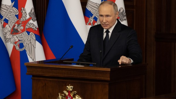 Путин посетит одно из оборонных предприятий в Петербурге Путин посетит одно из оборонных предприятий в Петербурге