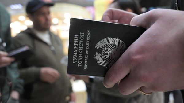 После рейда на Сенном рынке в Петербурге выявили 37 мигрантов-нарушителей После рейда на Сенном рынке в Петербурге выявили 37 мигрантов-нарушителей
