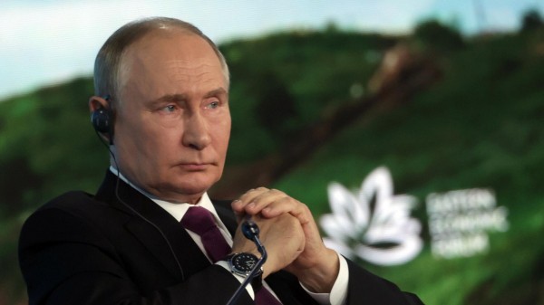 Путин возложил цветы к могиле Суворова в Александро-Невской лавре Путин возложил цветы к могиле Суворова в Александро-Невской лавре