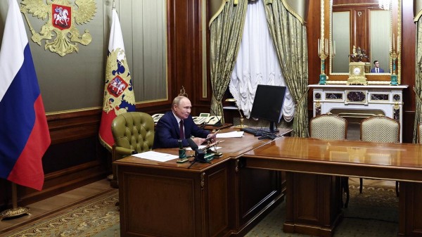 Путин: в четверг продолжится обсуждение вопросов повышения обороноспособности Путин: в четверг продолжится обсуждение вопросов повышения обороноспособности