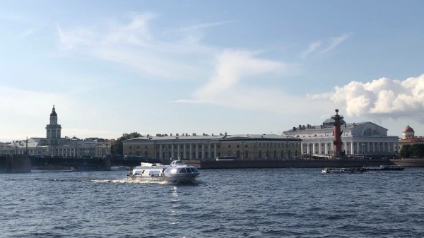 В Петербурге на прогулочные маршруты вышло первое электрическое судно «Мойка 2.0» В Петербурге на прогулочные маршруты вышло первое электрическое судно «Мойка 2.0»
