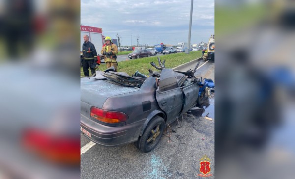 «Сорвало крышу»: в Петербурге легковушка врезалась в уборочный автомобиль и серьезно пострадала «Сорвало крышу»: в Петербурге легковушка врезалась в уборочный автомобиль и серьезно пострадала