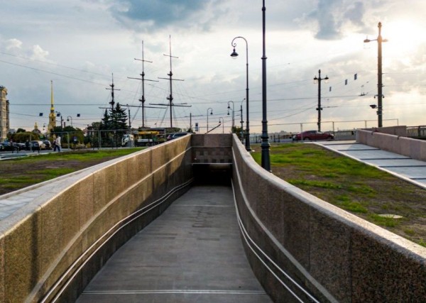 У Биржевого моста открыли пешеходный тоннель с подогревом