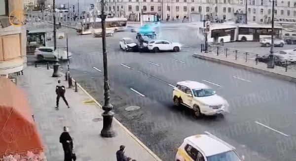 В ДТП с несколькими машинами и автобусом в Петербурге пострадали десять человек В ДТП с несколькими машинами и автобусом в Петербурге пострадали десять человек