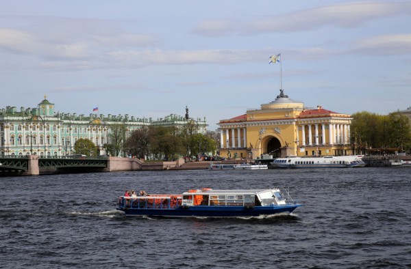 Уровень воды в Неве стремительно поднимается в Петербурге Уровень воды в Неве стремительно поднимается в Петербурге