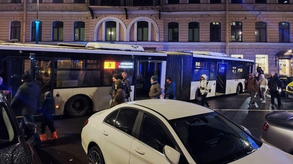 ДТП с участием автобуса произошло в центре Петербурга, пострадавших нет ДТП с участием автобуса произошло в центре Петербурга, пострадавших нет