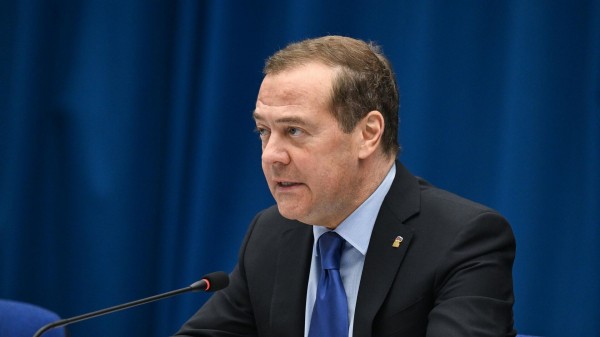Медведев в ответ на польские угрозы ударов по Петербургу призвал не будить зверя