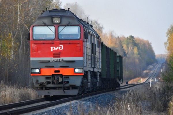 В Петербурге тепловоз снес выскочившую на рельсы легковушку В Петербурге тепловоз снес выскочившую на рельсы легковушку