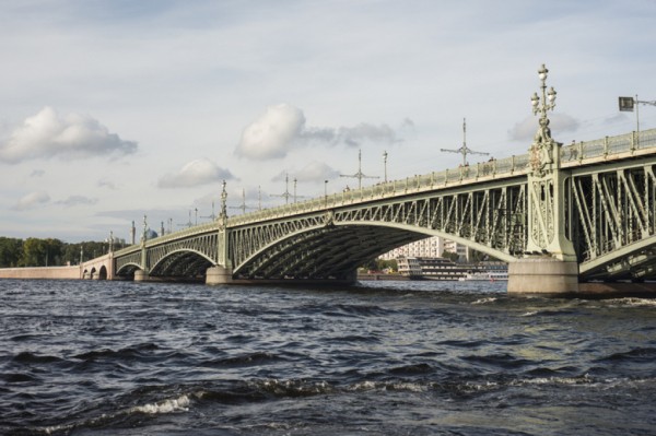 В Петербурге назначили штраф водителю, протаранившему разведенный мост В Петербурге назначили штраф водителю, протаранившему разведенный мост