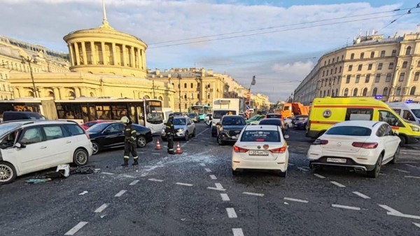 Водитель автобуса, попавшего в ДТП в Петербурге, потерял создание перед аварией