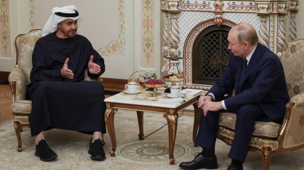 Президент ОАЭ Аль Нахайян пришел на неформальную встречу с Путиным в кроссовках Президент ОАЭ Аль Нахайян пришел на неформальную встречу с Путиным в кроссовках