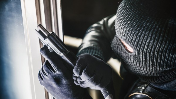 Петербуржец под угрозой убийства лишился денег, часов и двух автомобилей Петербуржец под угрозой убийства лишился денег, часов и двух автомобилей