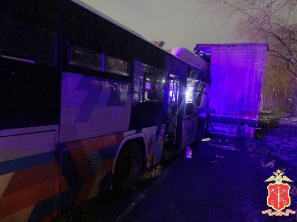 В Ленинградской области 15 человек пострадали в ДТП с автобусом и грузовиком