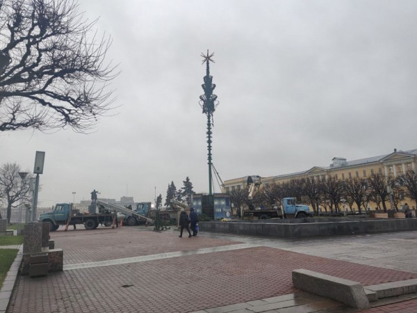 На Площади Ленина в Петербурге начали устанавливать елку На Площади Ленина в Петербурге начали устанавливать елку