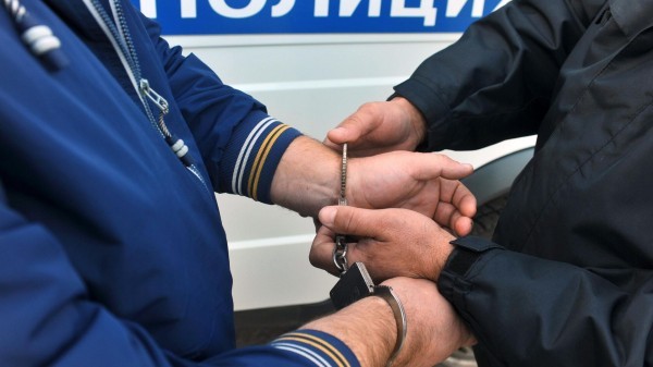 Жителя Петербурга задержали за фиктивную легализацию более 21 тысячи мигрантов