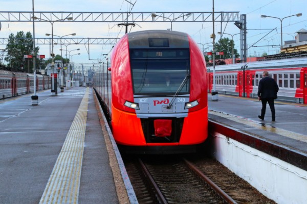 В Петербурге высадили пассажиров из электрички, которая сломалась на полпути В Петербурге высадили пассажиров из электрички, которая сломалась на полпути