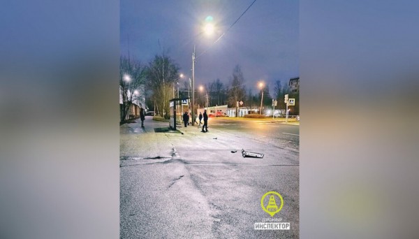 Петербуржец с потрохами сдал любимую, влетевшую на его машине в автобусную остановку в Коломягах Петербуржец с потрохами сдал любимую, влетевшую на его машине в автобусную остановку в Коломягах