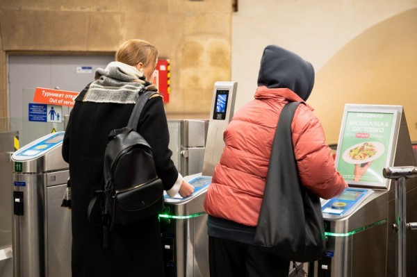 В петербургском метро тестируют оплату по биометрии