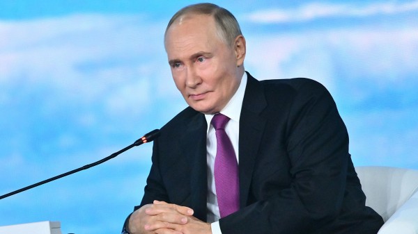 Путин выразил надежду на поднятие флага на атомоходе "Якутия" в декабре Путин выразил надежду на поднятие флага на атомоходе "Якутия" в декабре