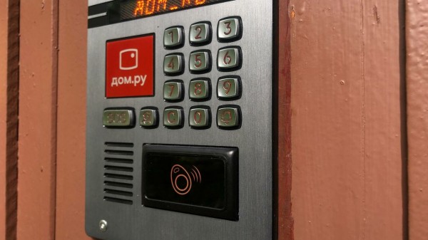Красивый фасад, открытые двери: петербуржцы после капремонта остались без домофонов Красивый фасад, открытые двери: петербуржцы после капремонта остались без домофонов