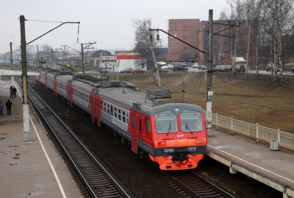 Под Петербургом девочка в наушниках попала под электричку Под Петербургом девочка в наушниках попала под электричку