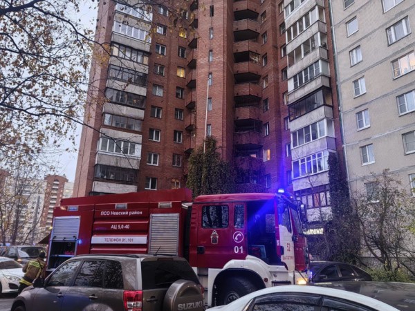Женщину увезли на скорой после пожара в Петербурге Женщину увезли на скорой после пожара в Петербурге