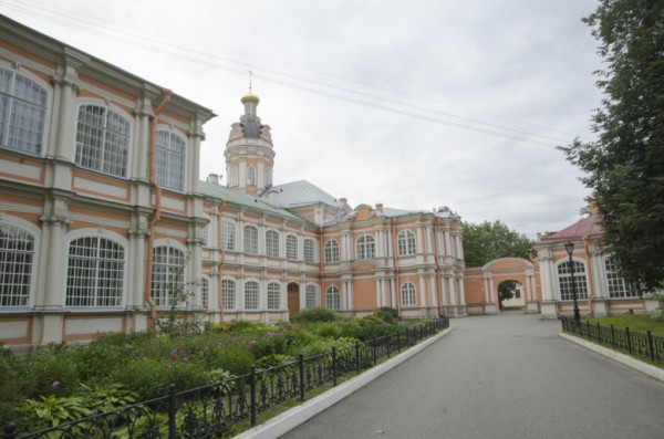 В Петербурге около Александро-Невской Лавры обнаружили несанкционированную свалку отходов В Петербурге около Александро-Невской Лавры обнаружили несанкционированную свалку отходов