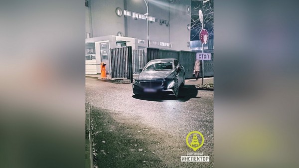 Петербуржец с потрохами сдал любимую, влетевшую на его машине в автобусную остановку в Коломягах Петербуржец с потрохами сдал любимую, влетевшую на его машине в автобусную остановку в Коломягах