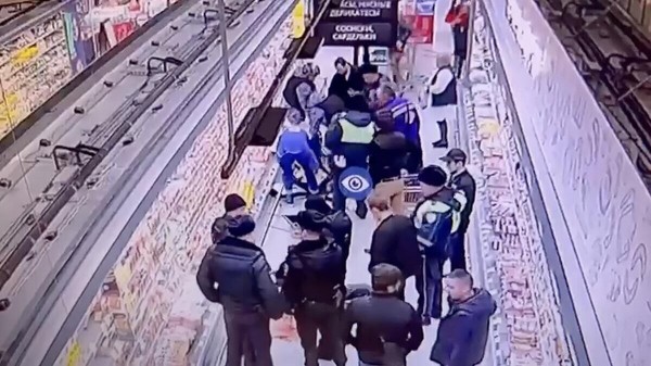Мужчине, напавшему на покупателей магазина "Окей" в Петербурге, грозит до 15 лет