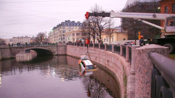 В Петербурге водитель каршеринга утопил машину в реке Карповка В Петербурге водитель каршеринга утопил машину в реке Карповка