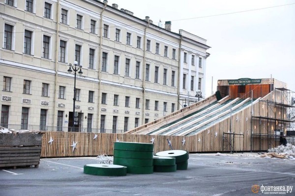 В Петербурге завершают строительство гигантской рождественской горки В Петербурге завершают строительство гигантской рождественской горки