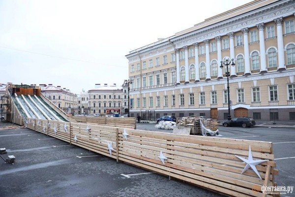 В Петербурге завершают строительство гигантской рождественской горки В Петербурге завершают строительство гигантской рождественской горки