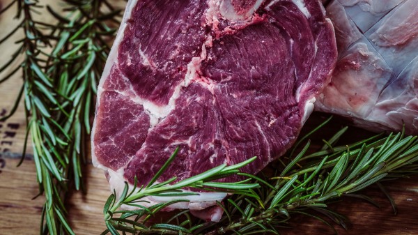 В Петербурге увеличился импорт мяса и уменьшился ввоз молочных продуктов